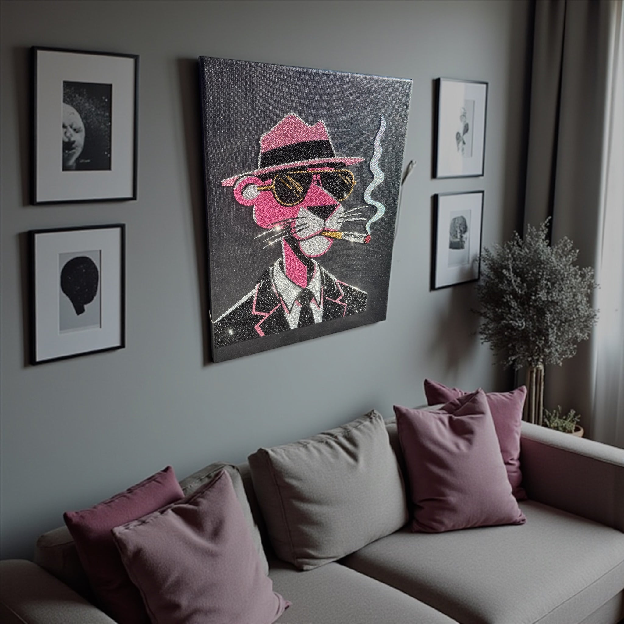 Różowa pantera z papierosem